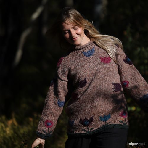 Wollpullover mit Tulpenmotiv Lila Tragebeispiel im Wald